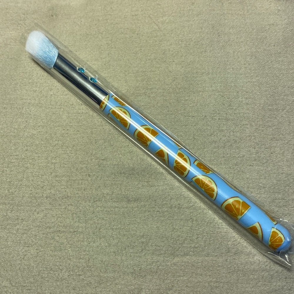SL Miss Glam Concealer C01 brush